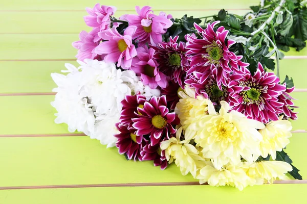 Bouquet of beautiful chrysanthemums on table close-up — Stock Photo, Image