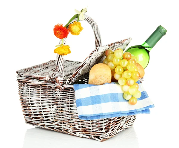 Cesto de piquenique com uva e garrafa de vinho, isolado em branco — Fotografia de Stock