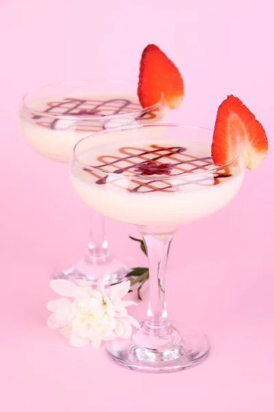Fruit smoothies on pink background — Stock Photo, Image