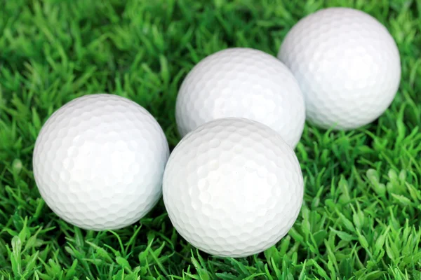 Golfballen op gras close-up — Stockfoto