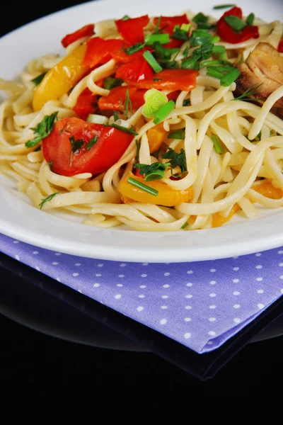 Noodles with vegetables on plate on napkin close-up — Stock Photo, Image