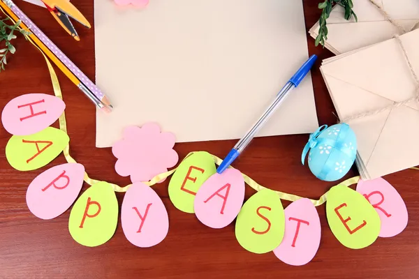 Schrijven brief van felicitaties aan paasvakantie op houten tafel close-up — Stockfoto