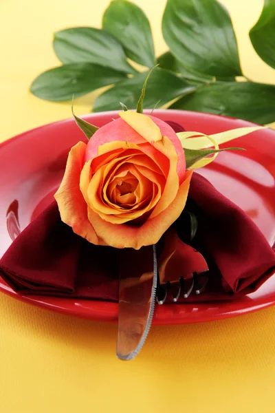 Servis tabağı ile peçete ve çiçekler yakın çekim — Stok fotoğraf