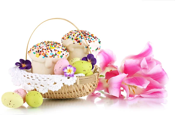 Pasteles de Pascua con huevos en canasta de mimbre aislados en blanco —  Fotos de Stock