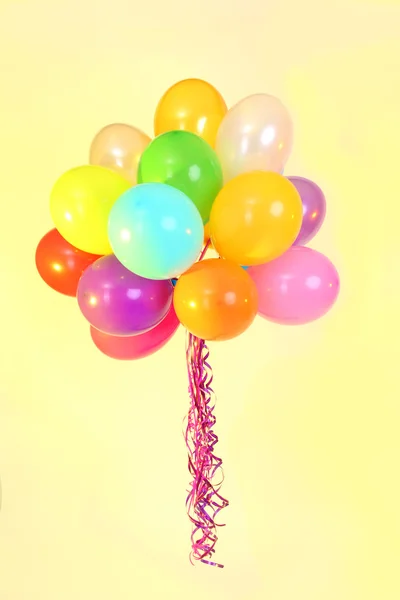 Muitos balões brilhantes no fundo amarelo — Fotografia de Stock