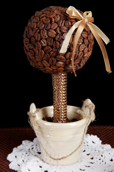 Árbol de café decorativo en servilleta sobre fondo negro —  Fotos de Stock