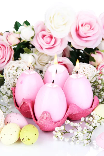 Velas de Pascua con flores de cerca —  Fotos de Stock