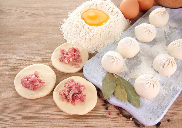Gnocchi crudi, ingredienti e pasta, su tavola di legno — Foto Stock