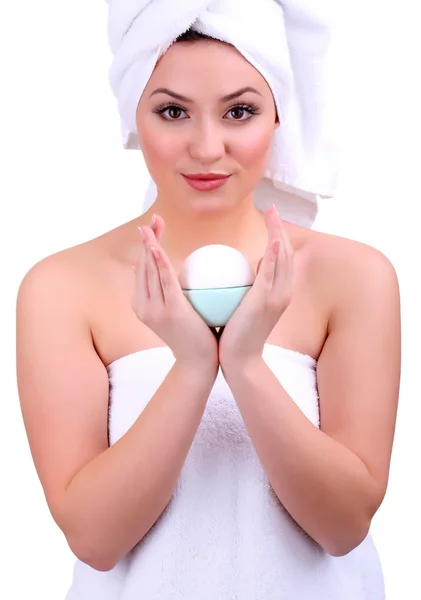 Красивая молодая женщина с ароматным мылом изолированы на белом — стоковое фото