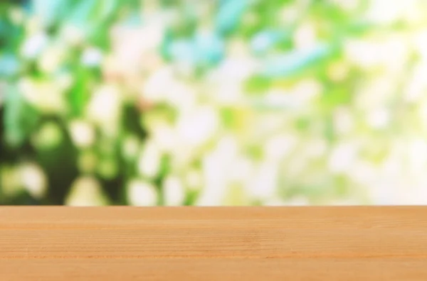 Tabel kayu pada latar belakang terang — Stok Foto
