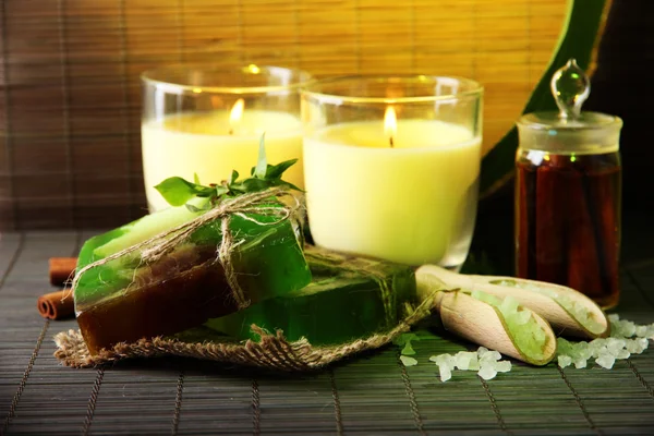 Ręcznie wykonane mydła i świec na tle Mata bambusowa — Zdjęcie stockowe