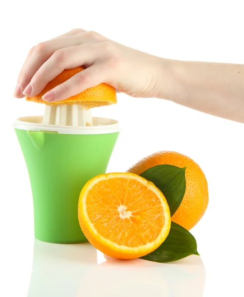 El meyve sıkacağı ile sıkılmış taze portakal suyu hazırlama, üzerinde beyaz izole — Stok fotoğraf