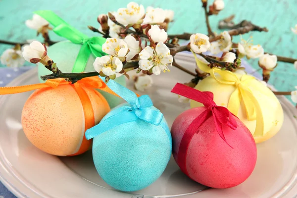 Uova di Pasqua su piatto con tovagliolo e fiori primo piano — Foto Stock