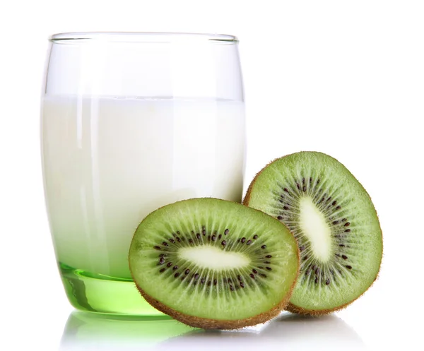 Delicioso yogur con kiwi en vidrio aislado en blanco — Foto de Stock