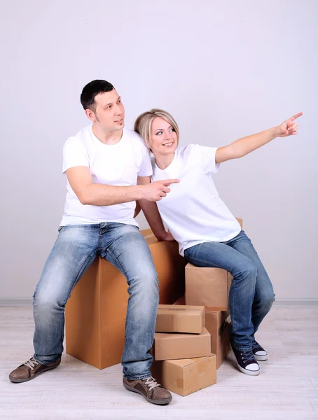 Junges Paar zieht in neues Haus — Stockfoto