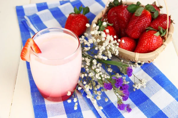 A közeli fából készült asztal üveg finom epres joghurt — Stock Fotó