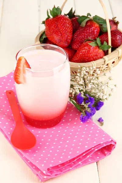 Delicioso yogur de fresa en vaso sobre mesa de madera —  Fotos de Stock