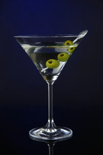 Martini pohár, olajbogyó, sötét kék háttér — Stock Fotó