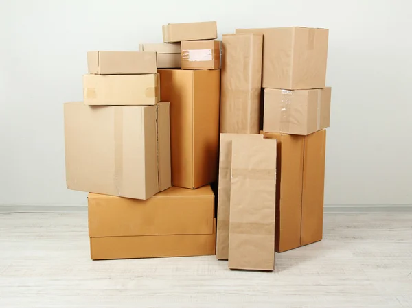 Different cardboard boxes in room — Stock Photo, Image