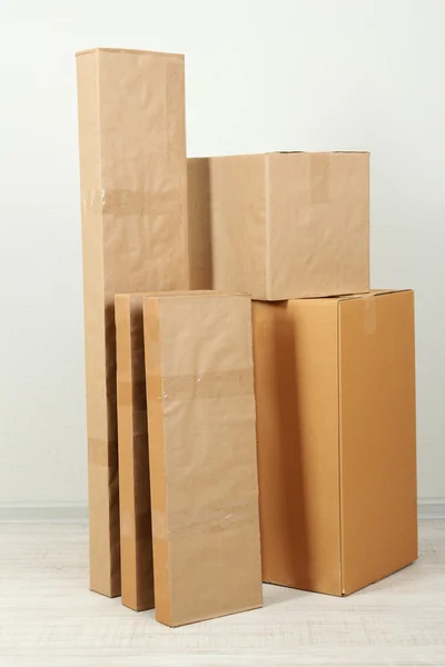Різні картонні коробки в кімнаті — стокове фото