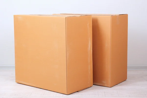 Cajas de cartón diferentes en la habitación —  Fotos de Stock