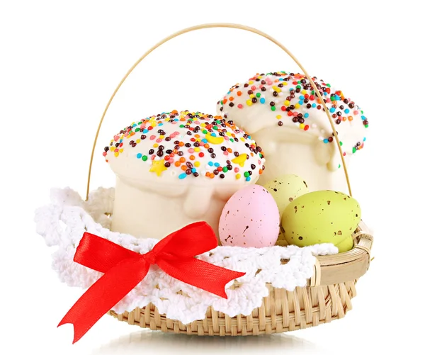 复活节蛋糕用鸡蛋在柳条篮上白色隔离 — 图库照片