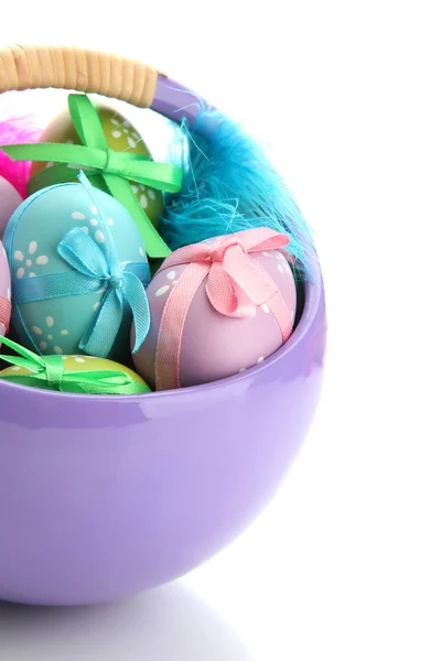 Krásné velikonoční vejce v košíku, izolované na bílém — Stock fotografie