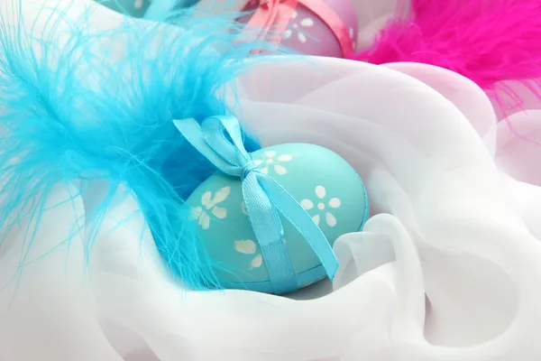 Beautiful easter eggs and decorative feathers, close up — Stock Photo, Image