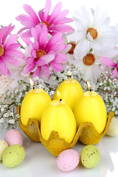 Bougies de Pâques avec fleurs close up — Photo