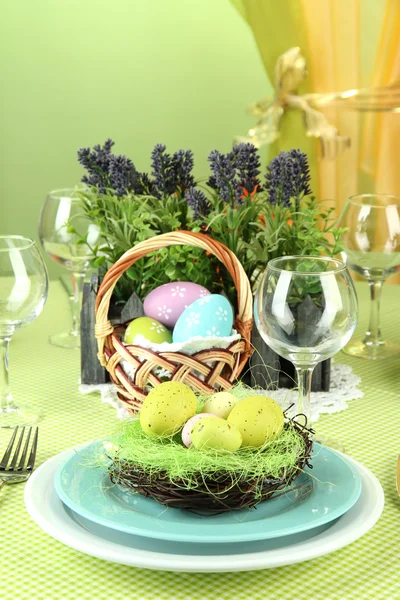 Configuración de mesa de Pascua sobre fondo de color — Foto de Stock