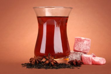 bardak kahverengi zemin üzerine Türk çayı ve rahat lokum