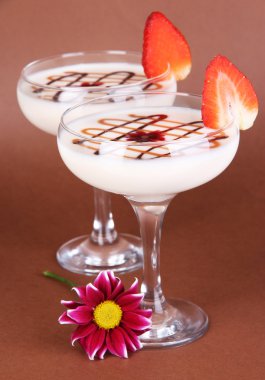 kahverengi zemin üzerinde meyve smoothies