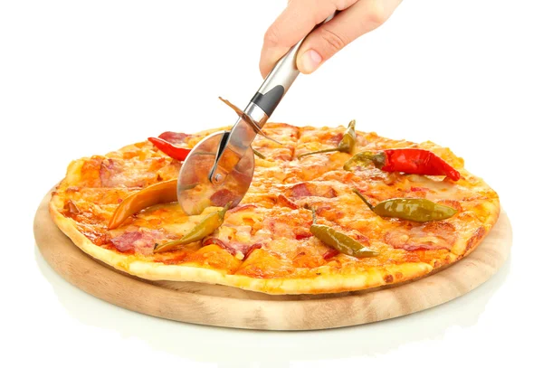 Ahşap stand üzerinde beyaz izole kesme lezzetli biberli pizza — Stok fotoğraf