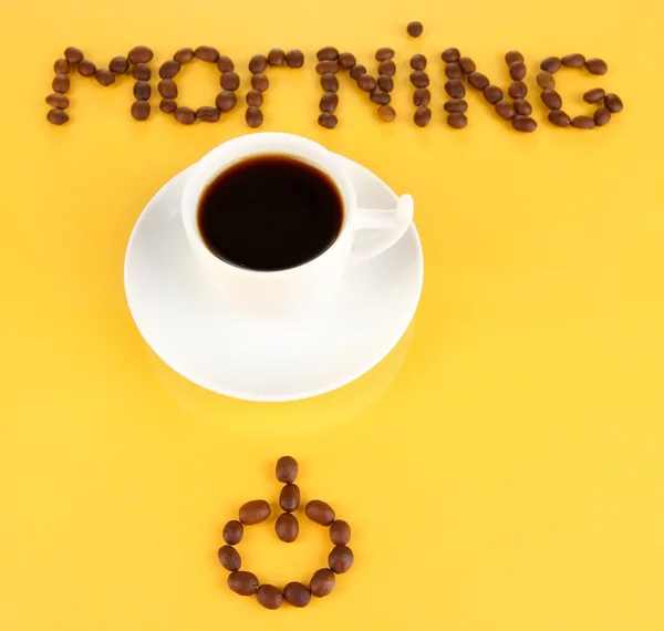 Csésze erős kávét, sárga háttér — Stock Fotó