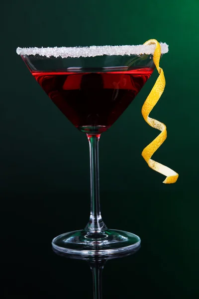Κοκτέιλ σε ποτήρι μαρτίνι σε σκούρο πράσινο φόντο κόκκινο — Φωτογραφία Αρχείου