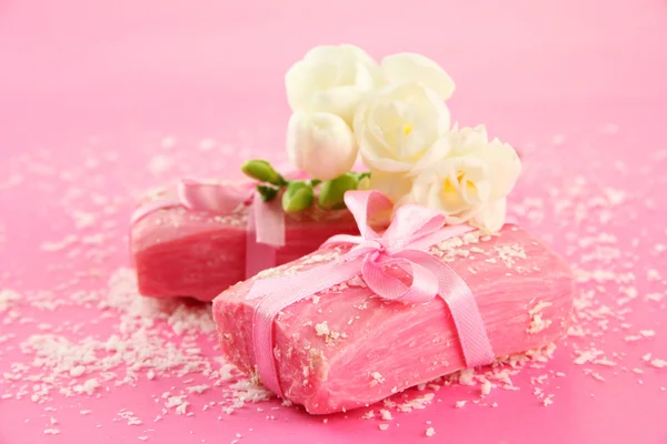 Jabón natural hecho a mano, sobre fondo rosa — Foto de Stock