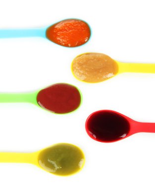 kaşık üzerine beyaz izole içinde bebek püresi