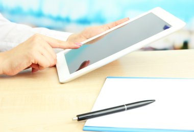 kafede dijital tablet kullanarak işçisi kadın ofis