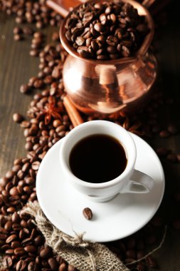 fincan kahve ve ahşap zemin üzerine pot