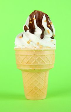 yeşil zemin üzerine çikolata ile lezzetli dondurma