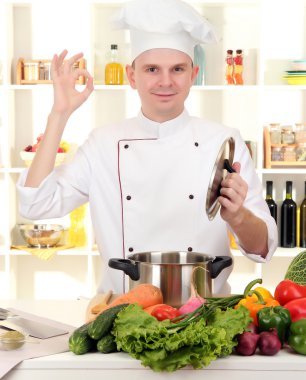 Şef mutfakta yemek yapıyor.