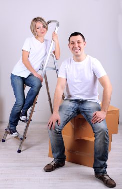 Genç çift yeni eve taşınıyor.