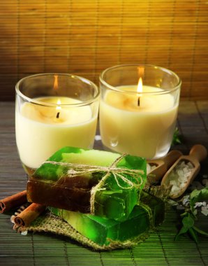 el yapımı hasır bambu zemin üzerine sabun ve mum