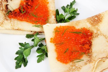 beyaz izole kırmızı havyar ile lezzetli gözleme