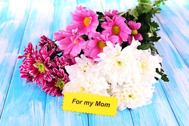 üzerinde tablo yakın çekim güzel krizantem buket