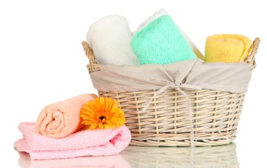 hasır sepet beyaz izole katlanmış banyo havluları