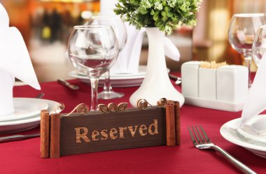 boş tabak ve bardak ile restoran tabloda ayrılmış işareti