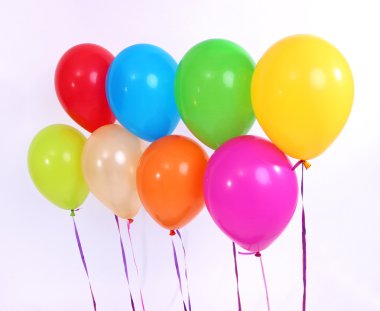 birçok parlak balon üzerinde beyaz izole