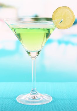 Yeşil tablo parlak zemin üzerine limon kokteyli
