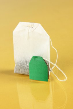 çay torba Sarı zemin üzerine
